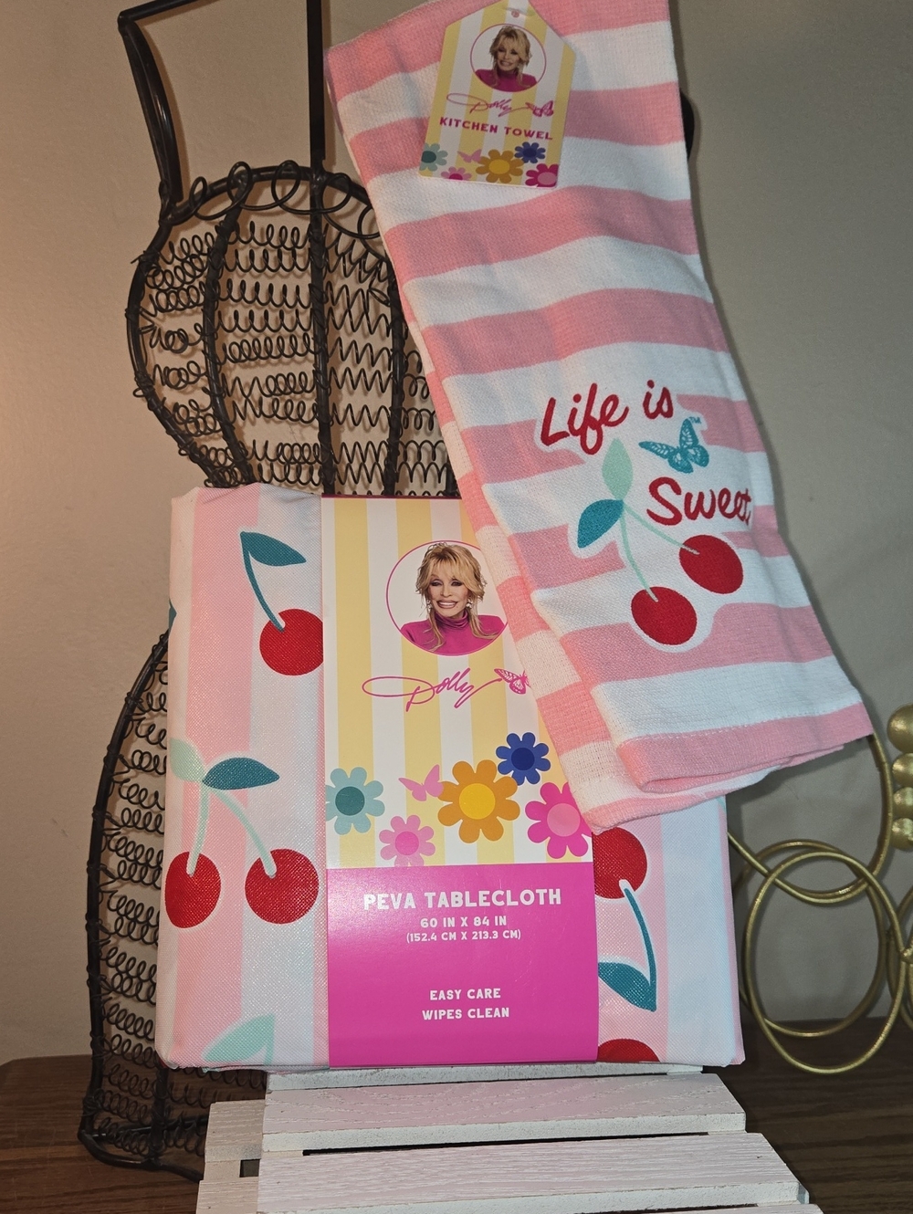 Dolly Matching Tablecloth & Kitchen Towel